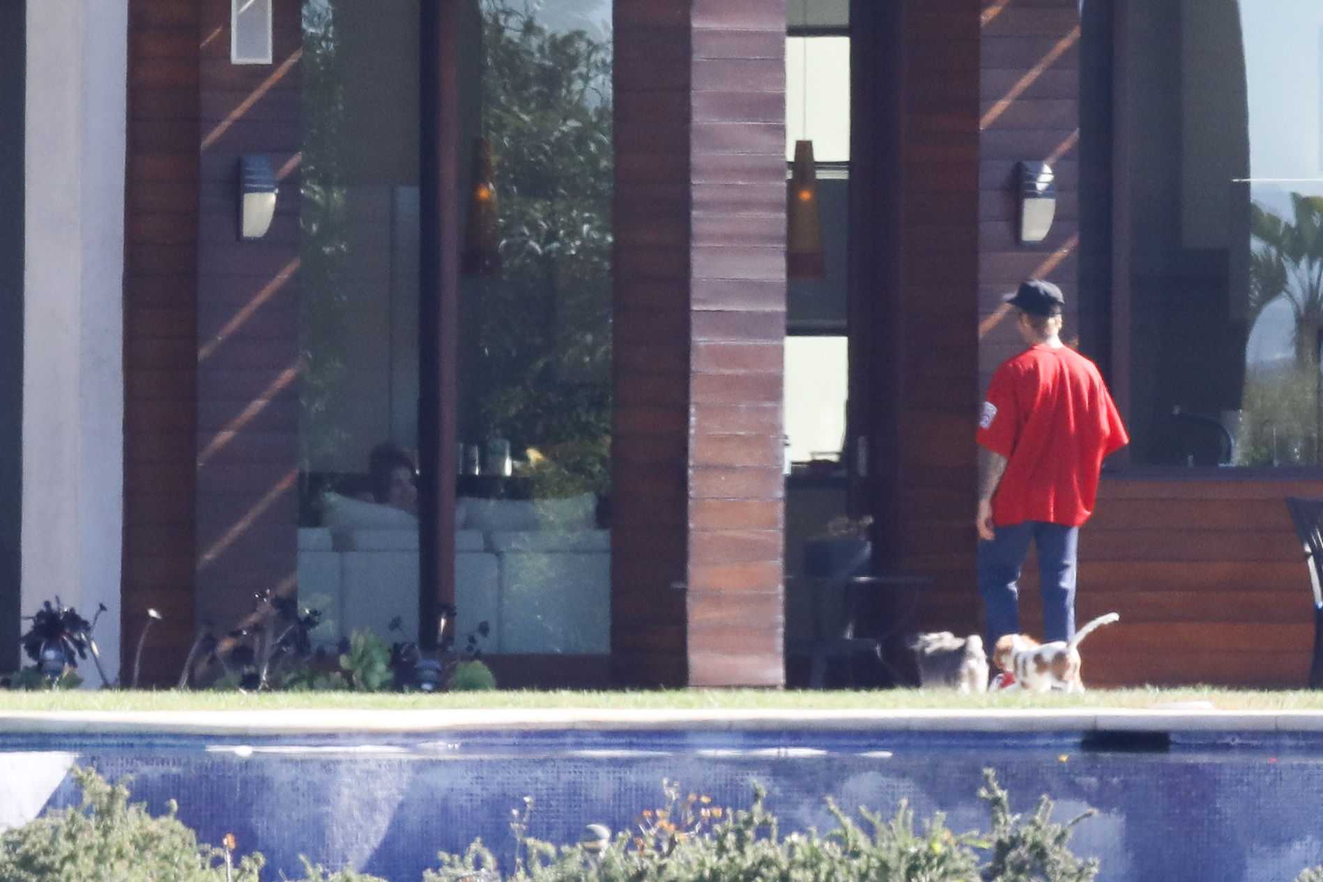 Selena_Gomez_-_Spends_time_with_her_puppy_and_Justin_Bieber_at_a_rental_house_in_LA_October_27-01.jpg