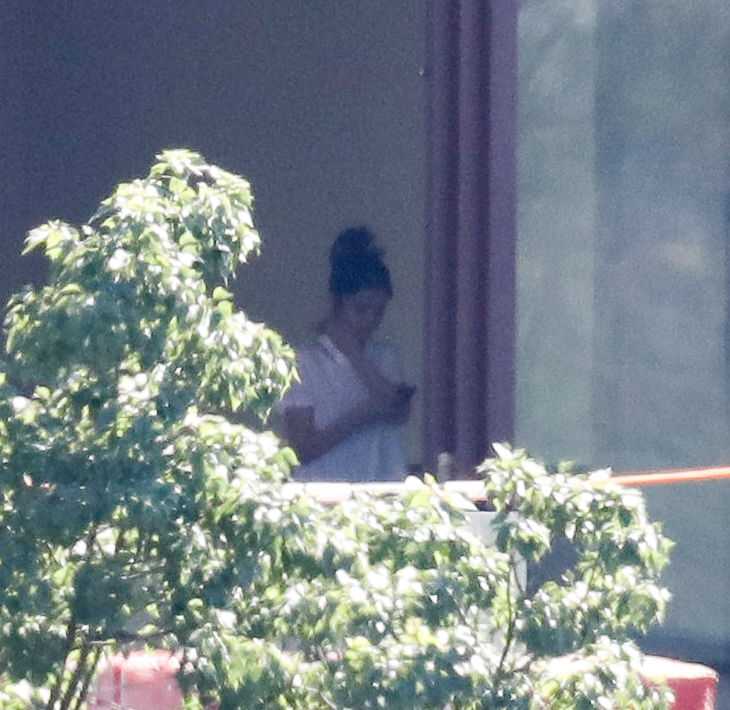 Selena_Gomez_-_Spends_time_with_her_puppy_and_Justin_Bieber_at_a_rental_house_in_LA_October_27-05.jpg