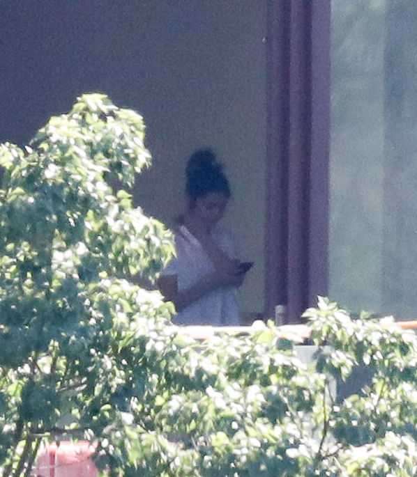 Selena_Gomez_-_Spends_time_with_her_puppy_and_Justin_Bieber_at_a_rental_house_in_LA_October_27-06.jpg