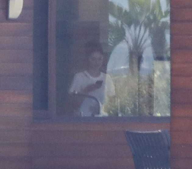 Selena_Gomez_-_Spends_time_with_her_puppy_and_Justin_Bieber_at_a_rental_house_in_LA_October_27-07.jpg