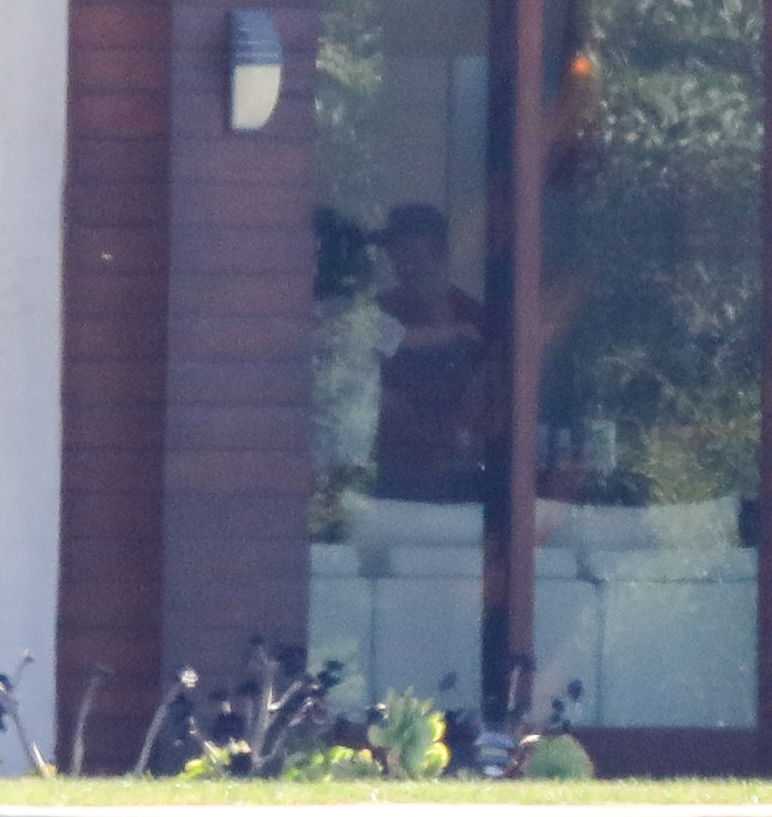 Selena_Gomez_-_Spends_time_with_her_puppy_and_Justin_Bieber_at_a_rental_house_in_LA_October_27-09.jpg