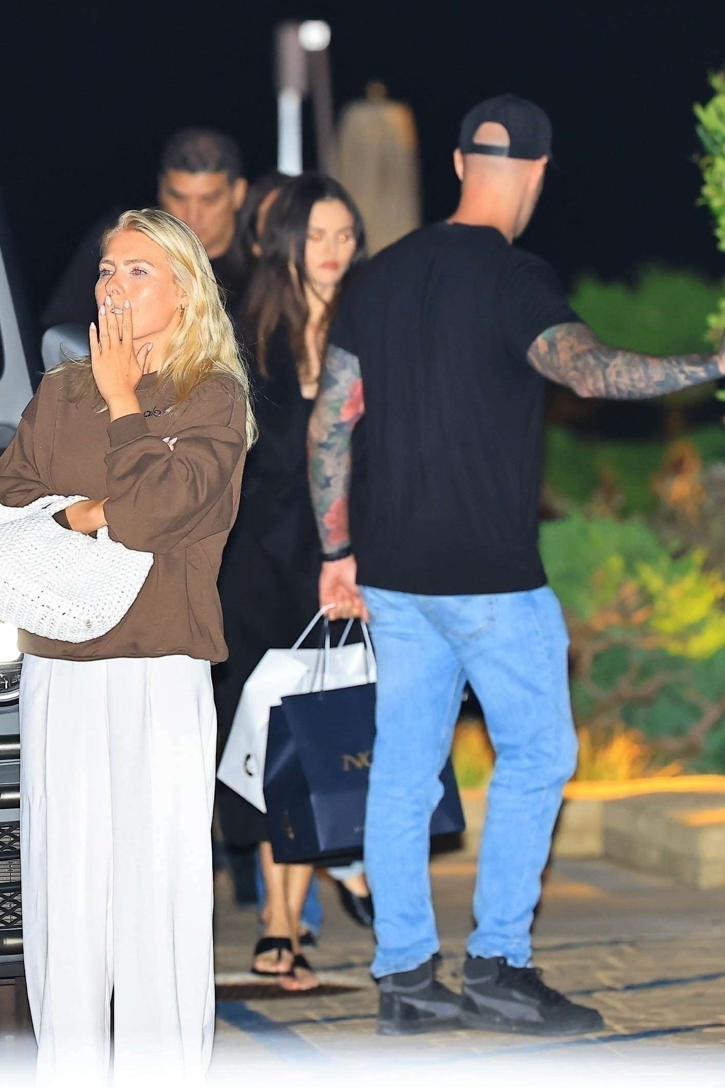 Selena_Gomez_-_Spotted_at_Rare_Beauty_event_at_Nobu2C_Malibu_CA_-_July_92C_2025_04.jpg