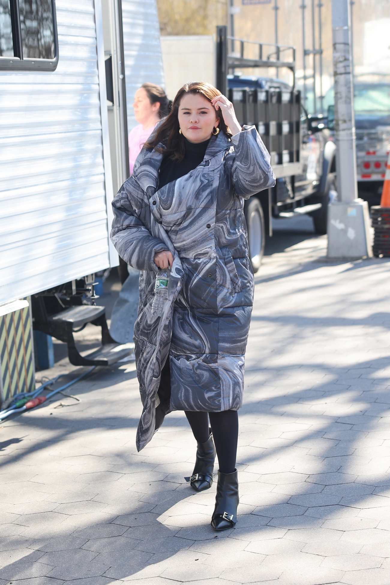 Selena_Gomez_-_Spotted_filming_Only_Murders_in_the_Building2C_New_York_City_-_March_122C_2024_03.jpg