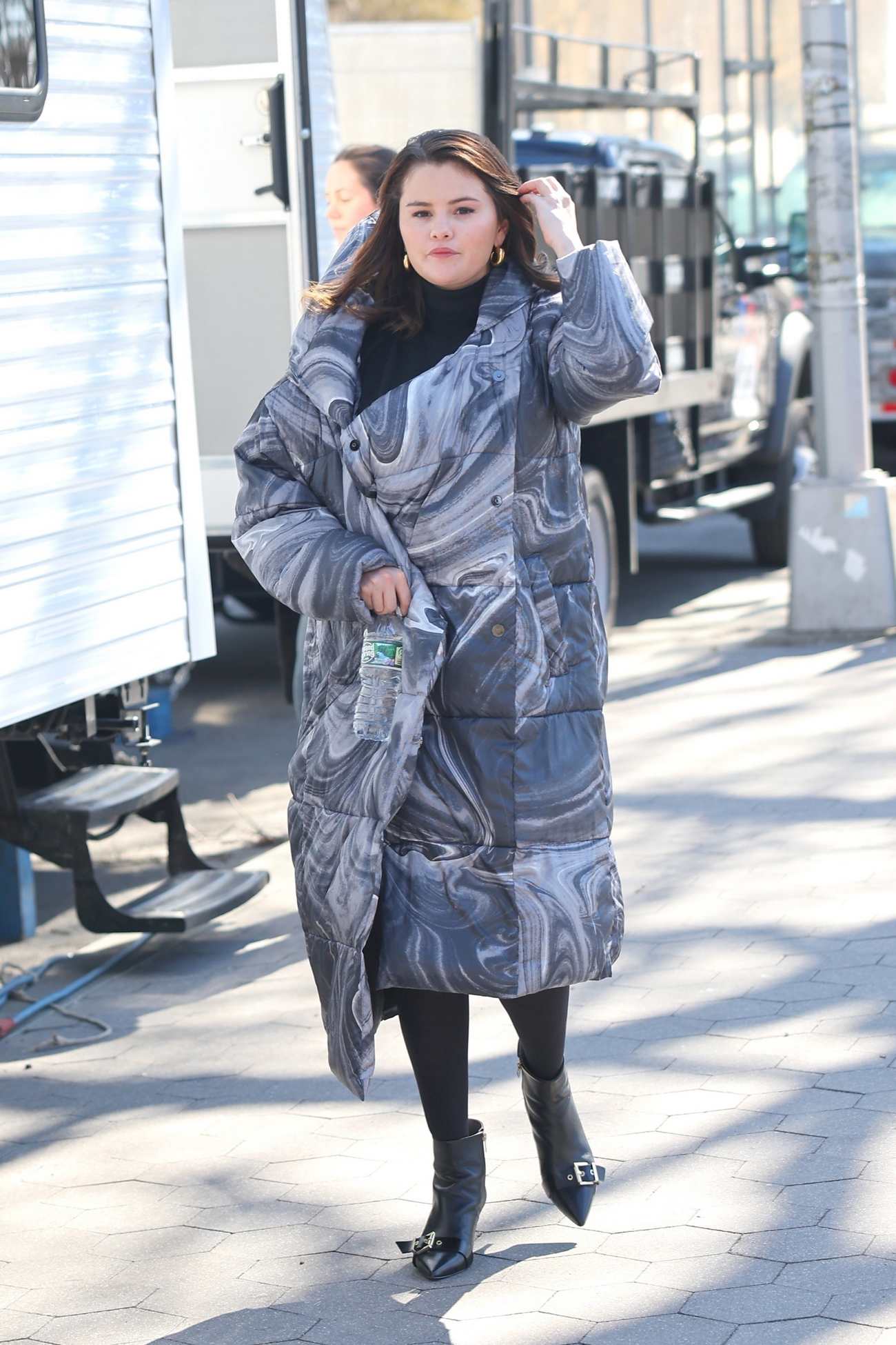 Selena_Gomez_-_Spotted_filming_Only_Murders_in_the_Building2C_New_York_City_-_March_122C_2024_04.jpg