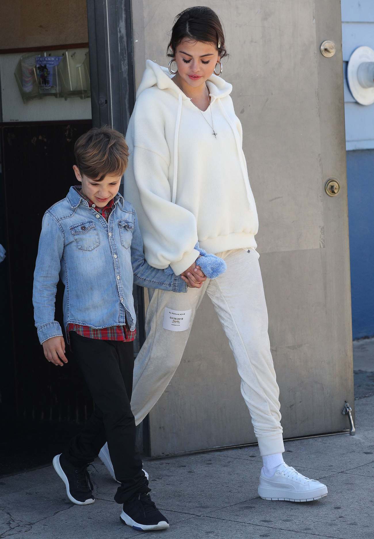 Selena_Gomez_-_Spotted_in_all_white_arriving_at_Ice_Skate_in_Los_Angeles2C_CA_-_March_262C_2018-04.jpg