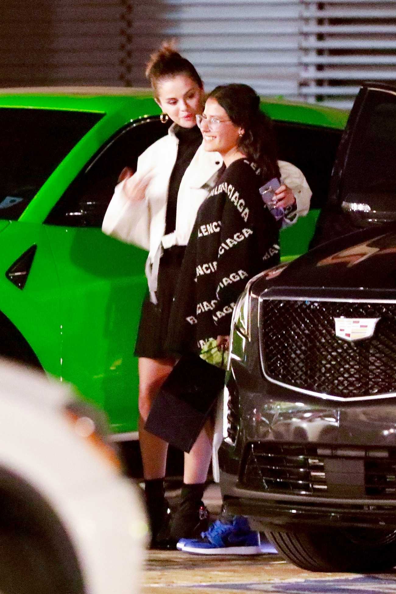 Selena_Gomez_-_Spotted_out_at_dinner_at_Nobu_in_Malibu_July_212C_202207.jpg