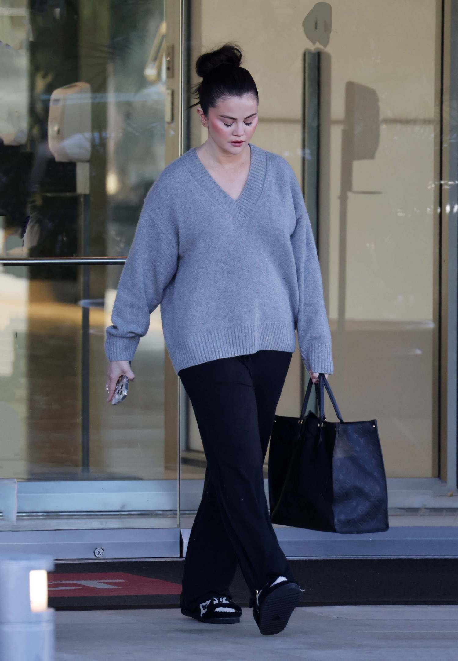 Selena_Gomez_-_Spotted_outside_her_Rare_Beauty_offices2C_Los_Angeles_CA_-_February_212C_2024_04.jpg