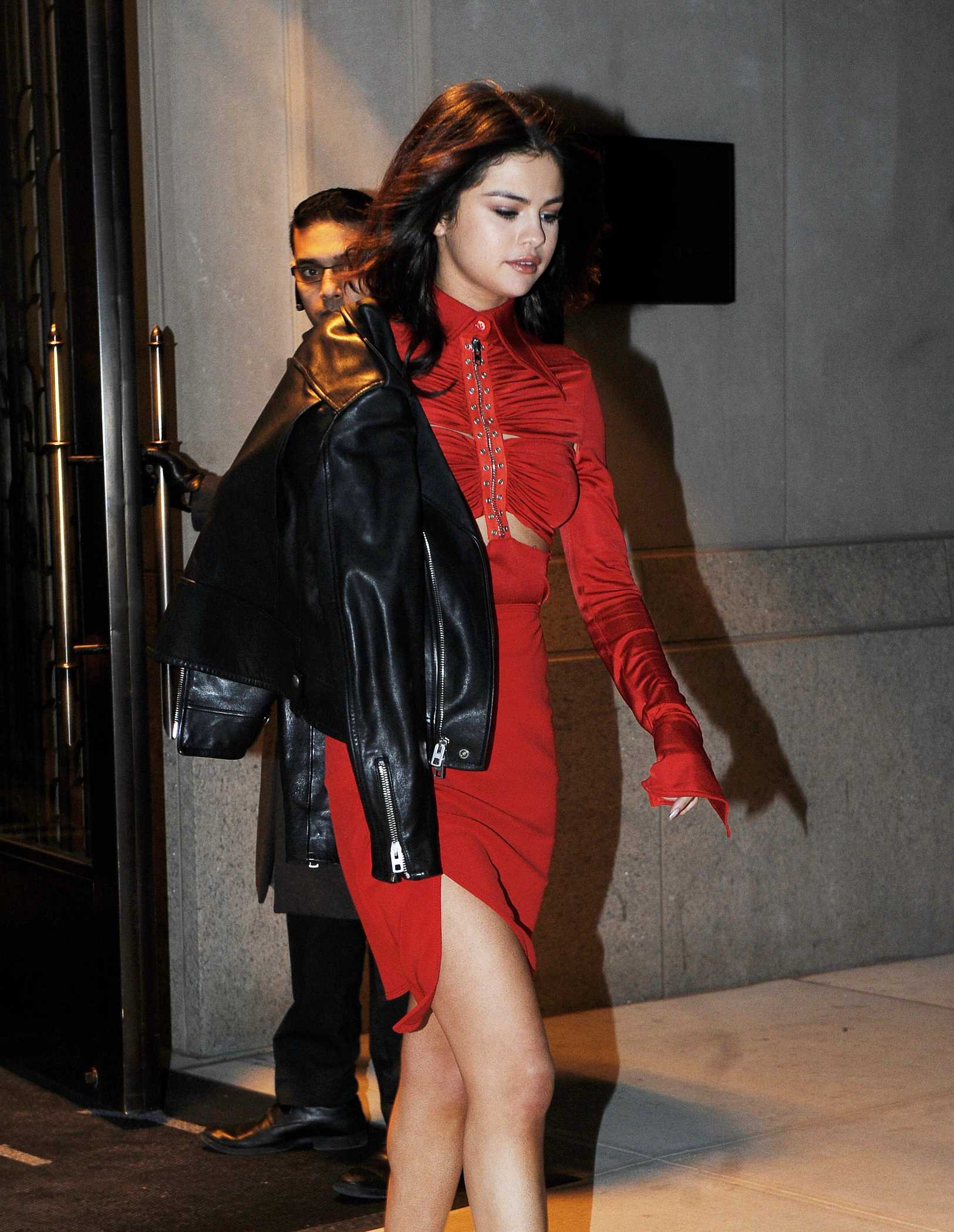 Selena_Gomez_-_Steps_out_in_Red_on_Valentines_Day_In_New_York_on_Feb_14-01.jpg