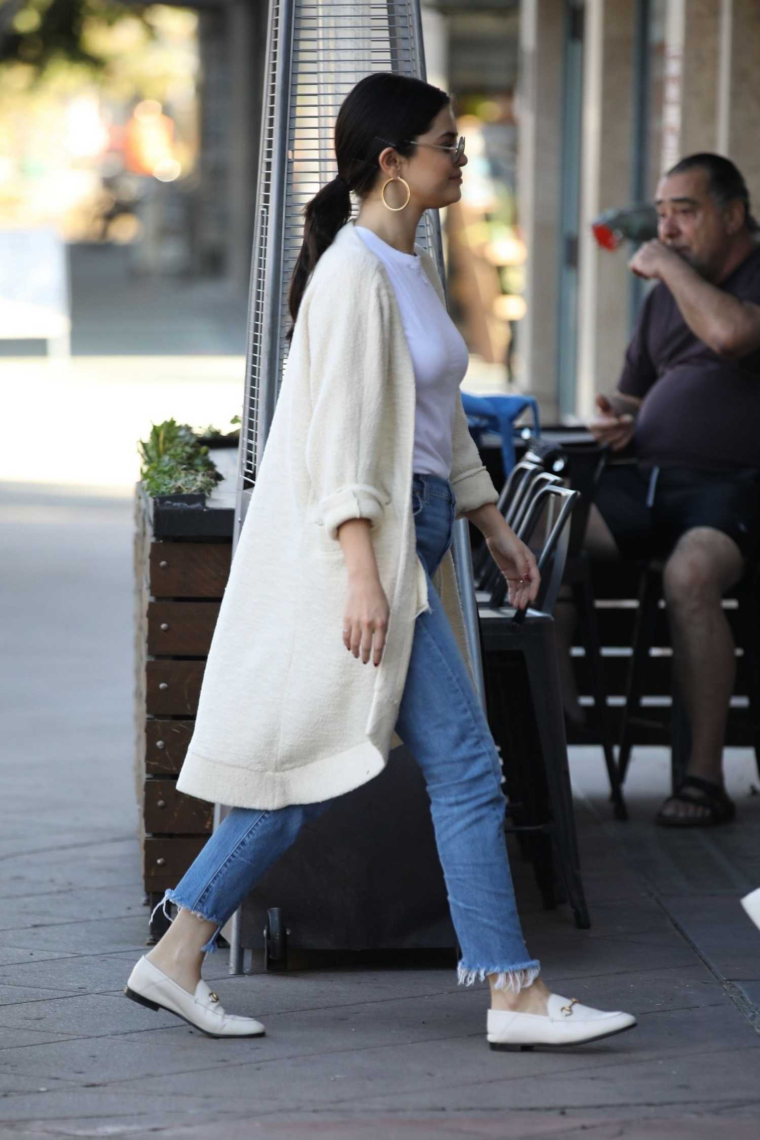 Selena_Gomez_-_Steps_out_wearing_blue_jeans_in_LA_December_282C_2018-06.jpg