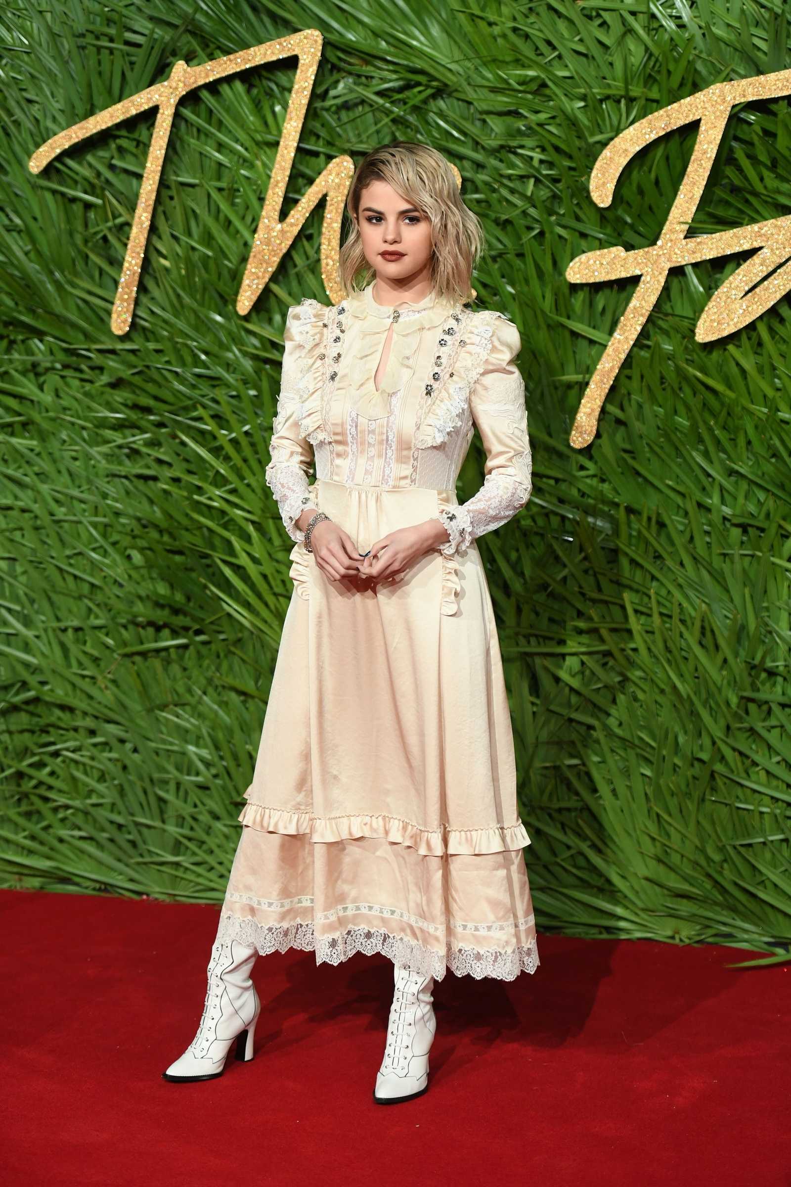 Selena_Gomez_-_The_Fashion_Awards_2017_on_December_4-01.jpg