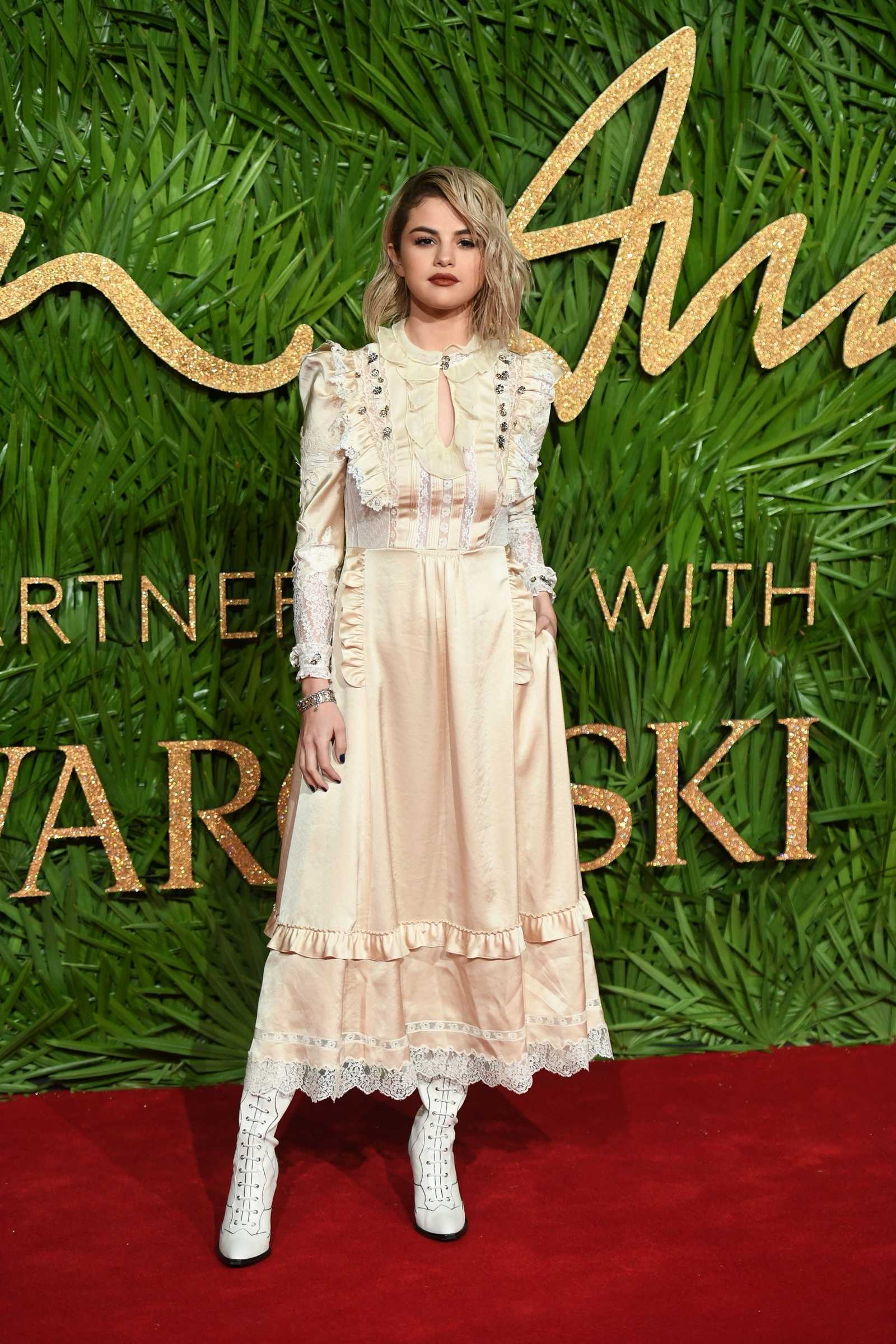 Selena_Gomez_-_The_Fashion_Awards_2017_on_December_4-03.jpg