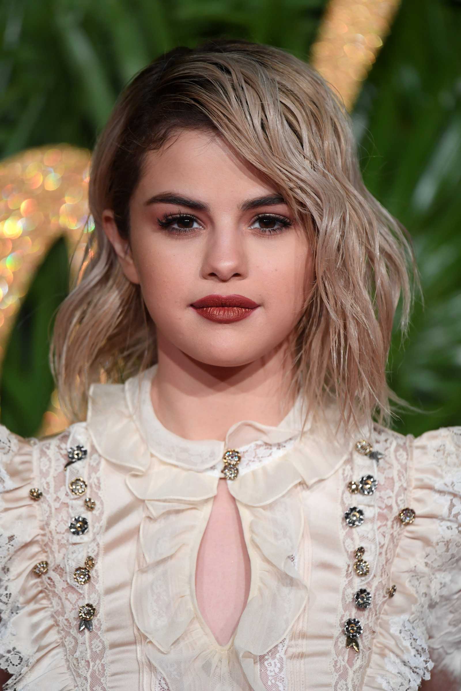 Selena_Gomez_-_The_Fashion_Awards_2017_on_December_4-07.jpg