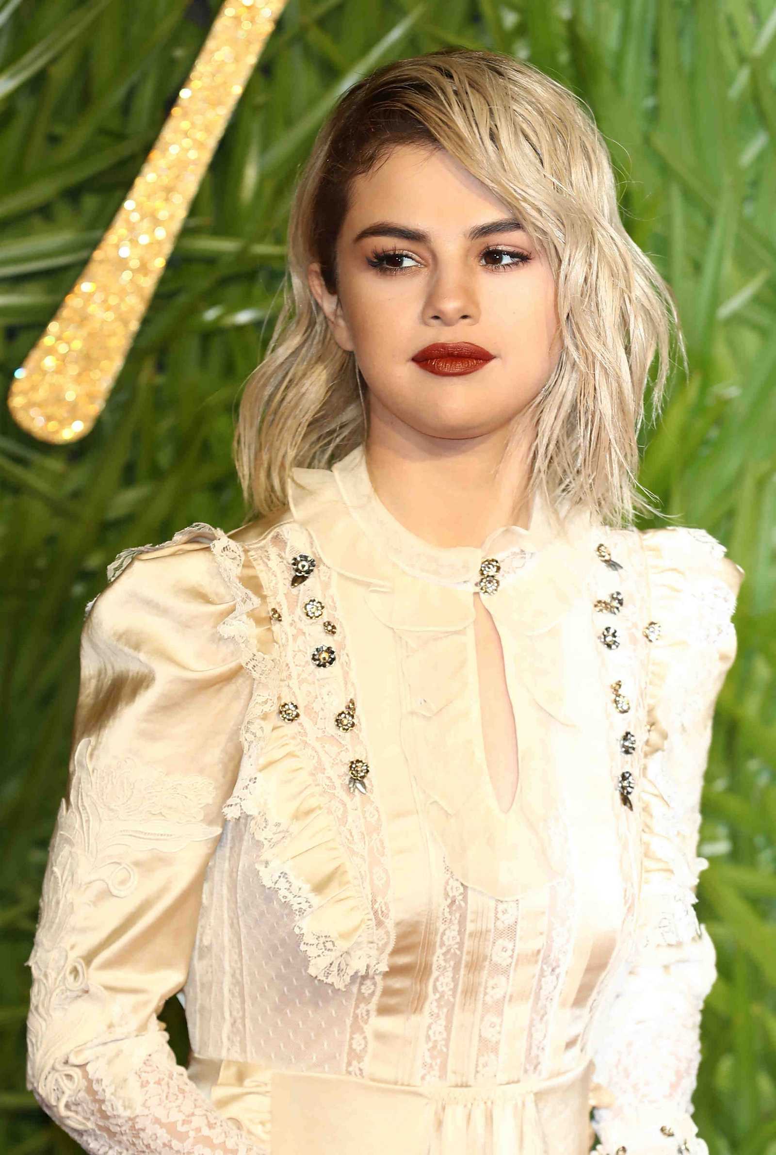 Selena_Gomez_-_The_Fashion_Awards_2017_on_December_4-17.jpg