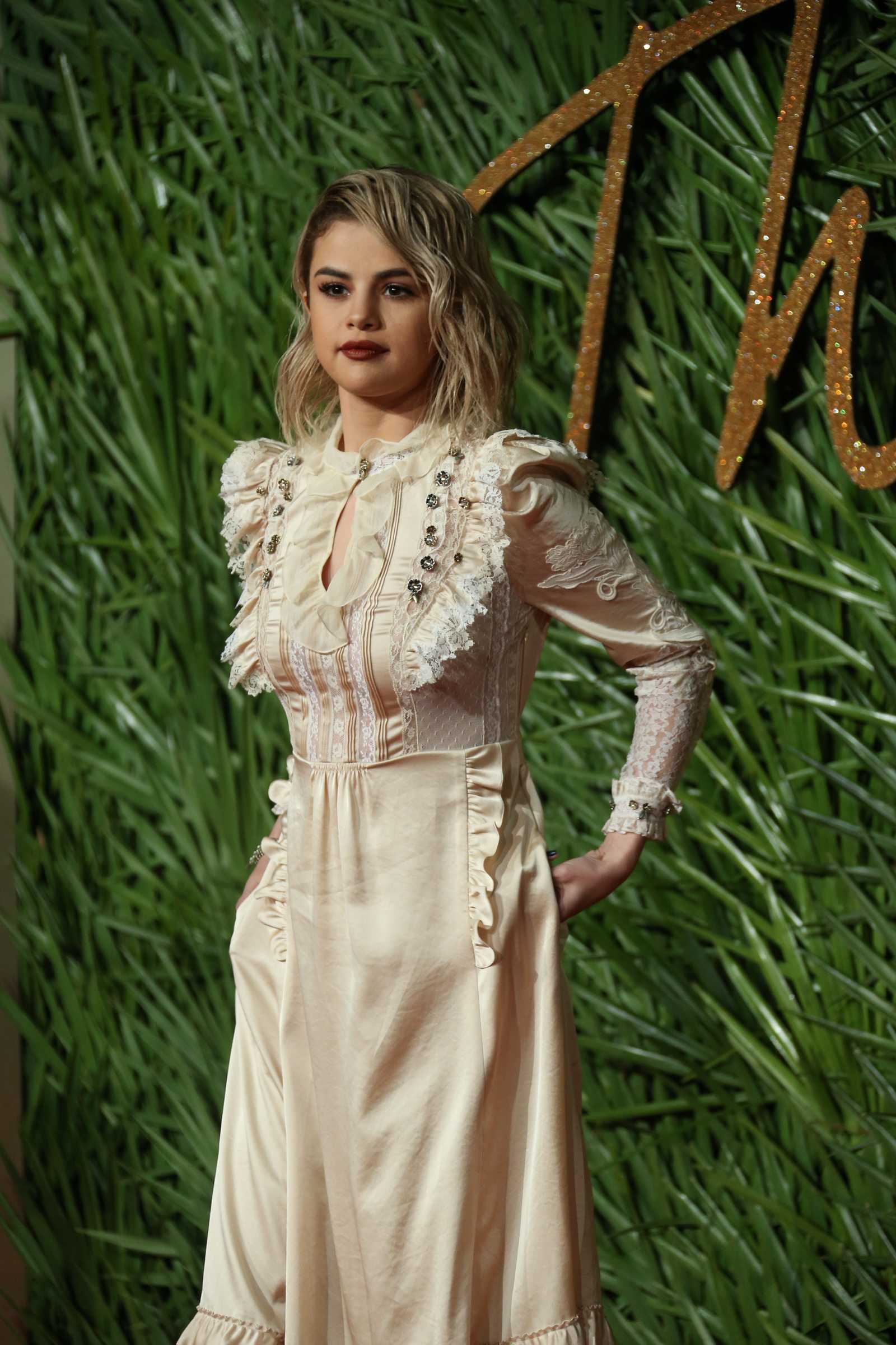 Selena_Gomez_-_The_Fashion_Awards_2017_on_December_4-20.jpg