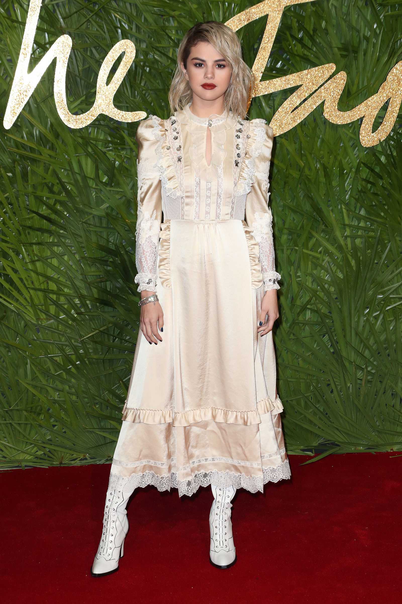 Selena_Gomez_-_The_Fashion_Awards_2017_on_December_4-23.jpg