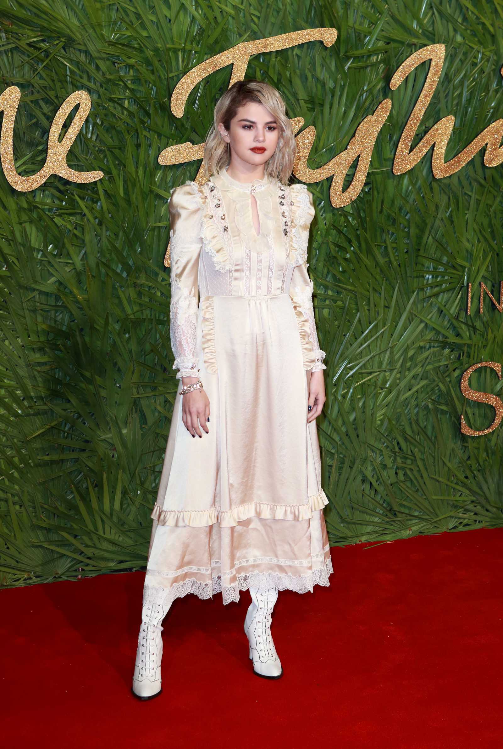 Selena_Gomez_-_The_Fashion_Awards_2017_on_December_4-24.jpg
