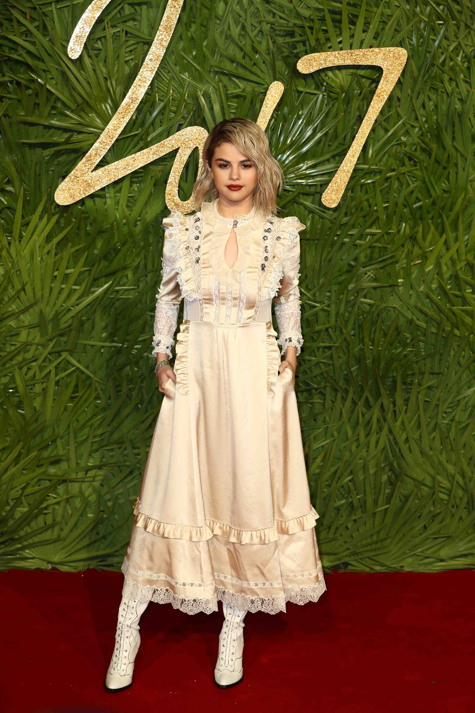 Selena_Gomez_-_The_Fashion_Awards_2017_on_December_4-25.jpg