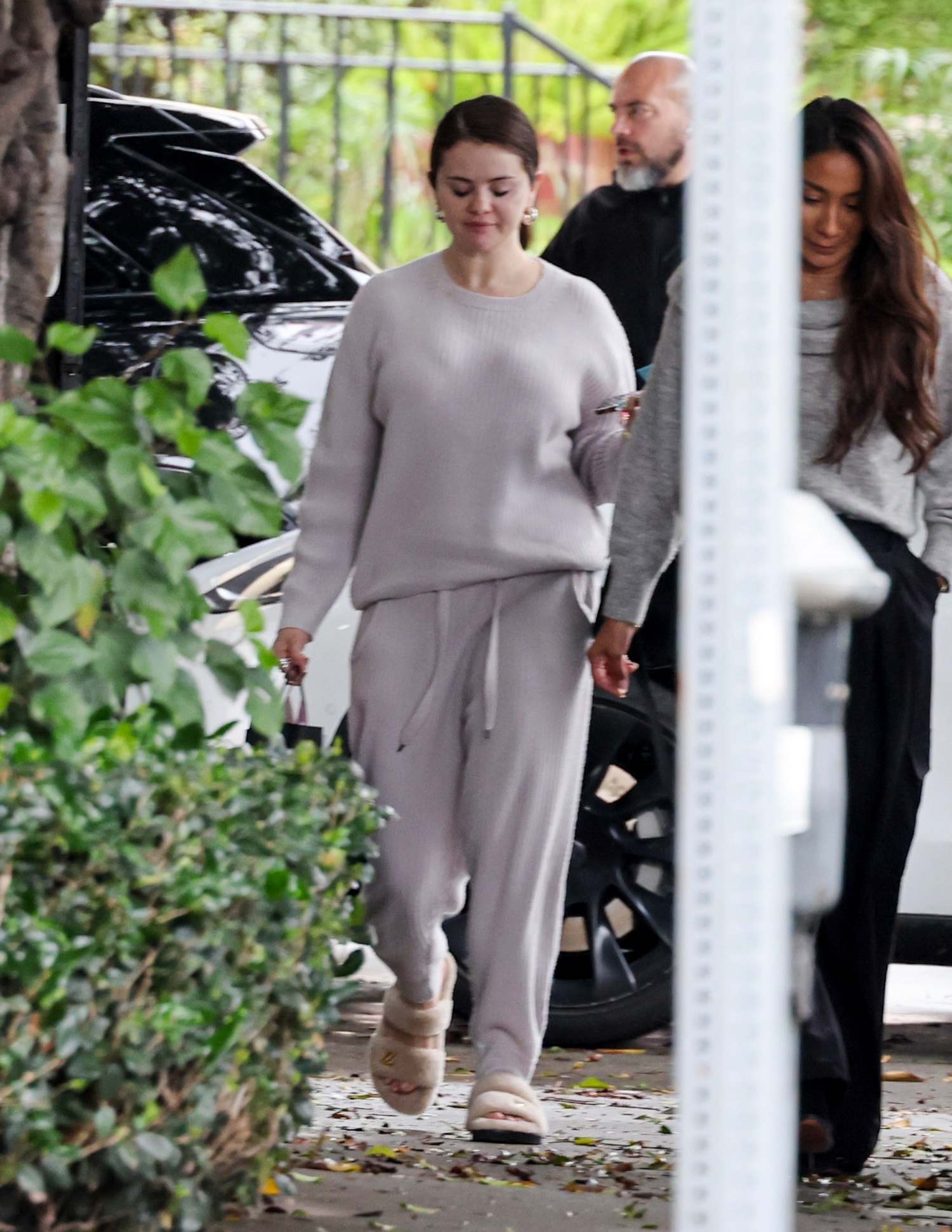 Selena_Gomez_-_Visiting_a_salon_in_West_Hollywood_January_222C_202401.jpg