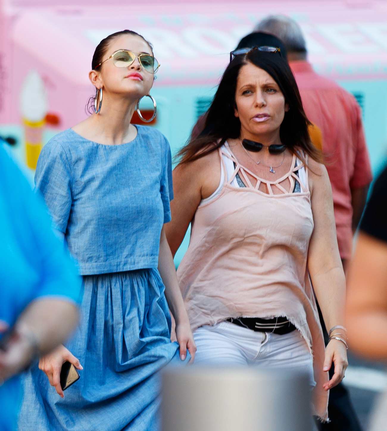 Selena_Gomez_-_Visits_911_Memorial_with_her_mom_and_her_cousins_in_New_York_-_September_24-03.jpg
