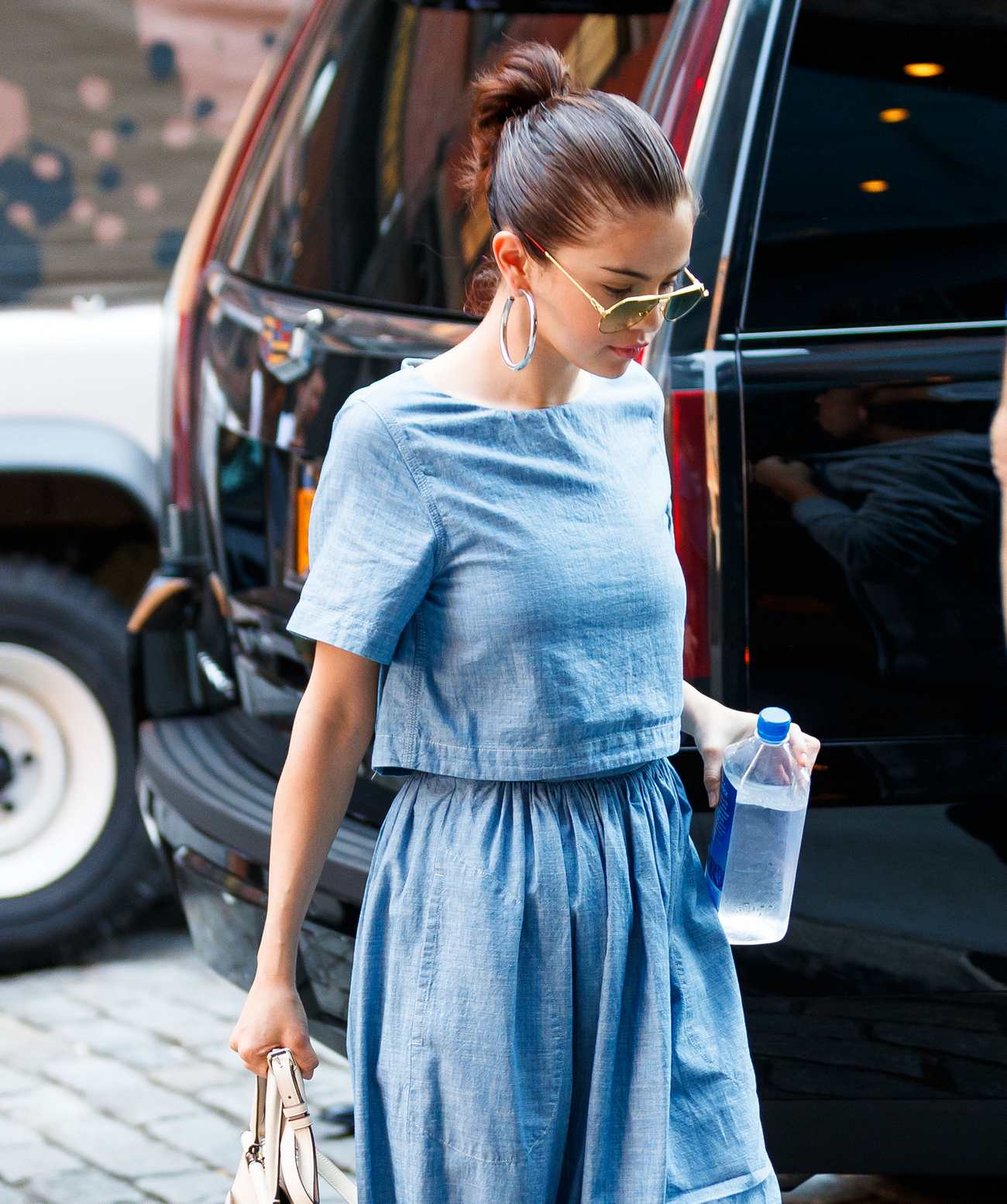 Selena_Gomez_-_Visits_911_Memorial_with_her_mom_and_her_cousins_in_New_York_-_September_24-09.jpg