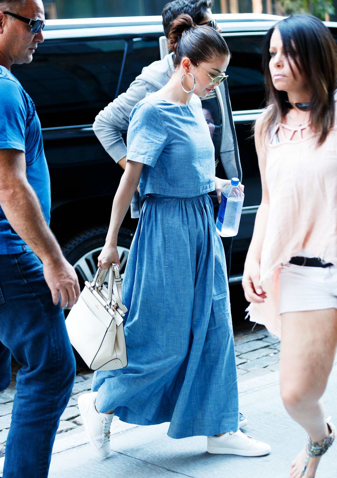 Selena_Gomez_-_Visits_911_Memorial_with_her_mom_and_her_cousins_in_New_York_-_September_24-11.jpg