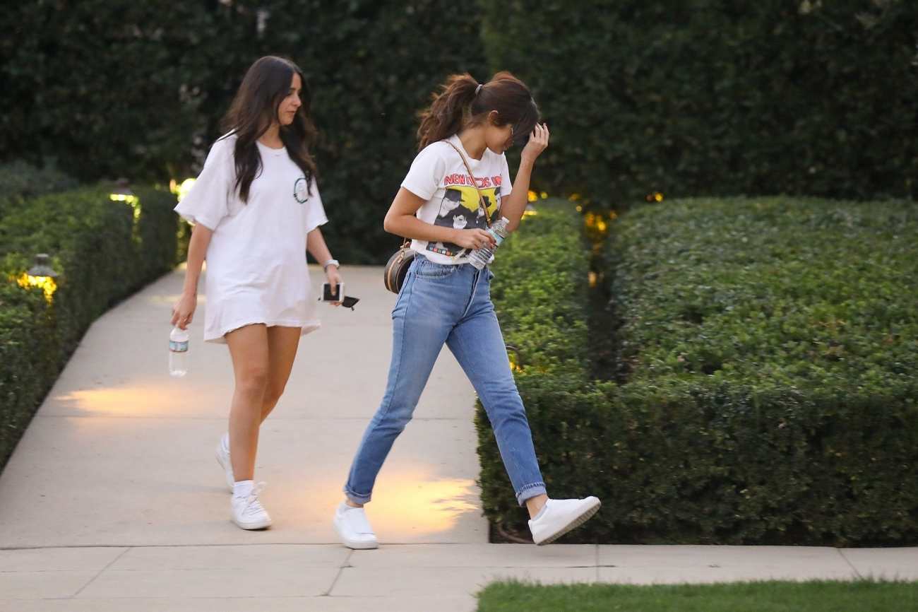 Selena_Gomez_-_Visits_a_friends_house_in_Los_Angeles2C_CA_-_January_3100005.jpg