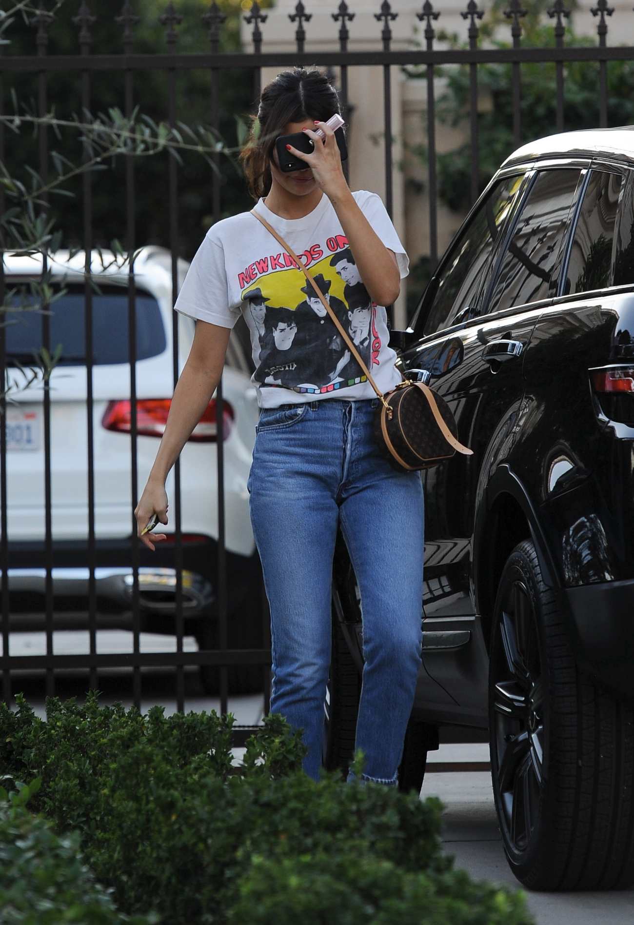 Selena_Gomez_-_Visits_a_friends_house_in_Los_Angeles2C_CA_-_January_3100006.jpg