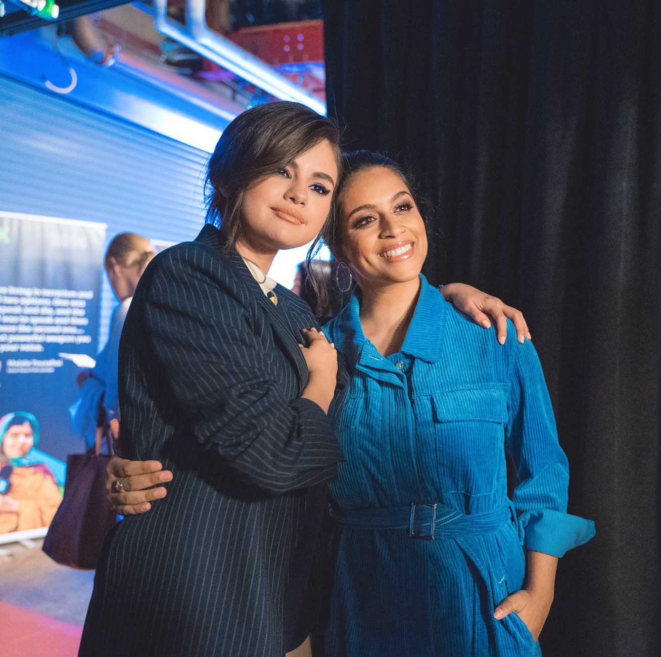 Selena_Gomez_-_WE_Day_California_2019_backstage.jpg
