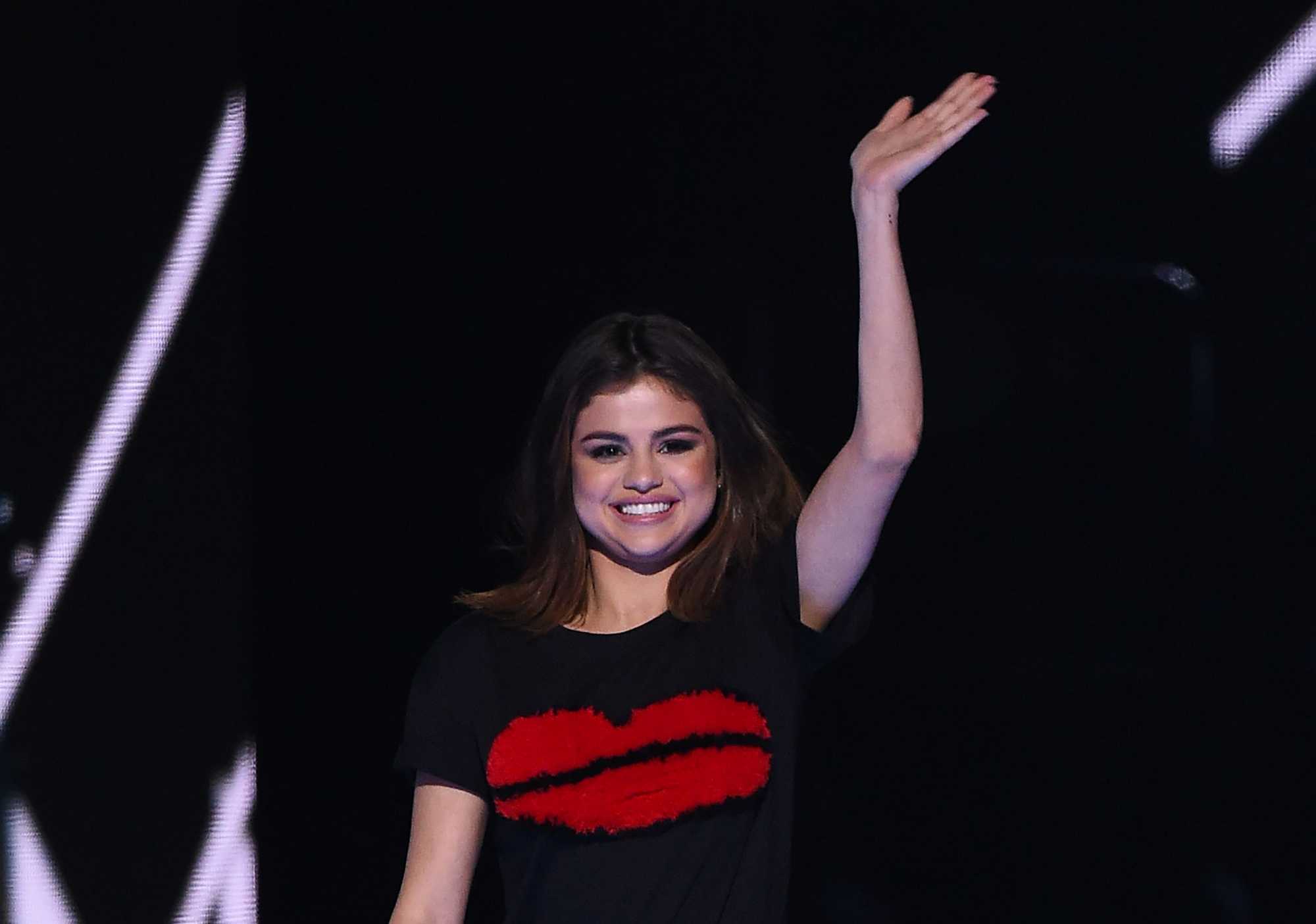Selena_Gomez_-_WE_Day_California_5BShow5D_-_April_27-01.jpg
