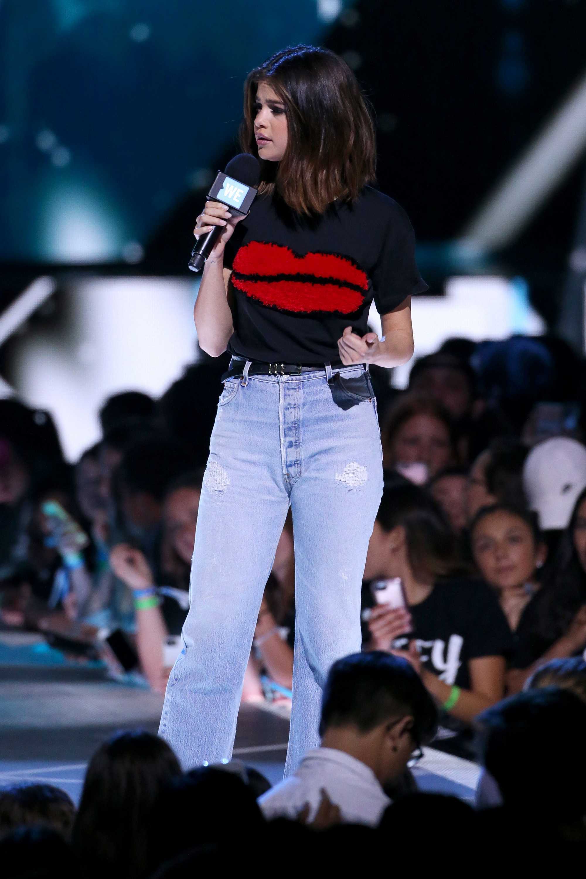 Selena_Gomez_-_WE_Day_California_5BShow5D_-_April_27-02.jpg