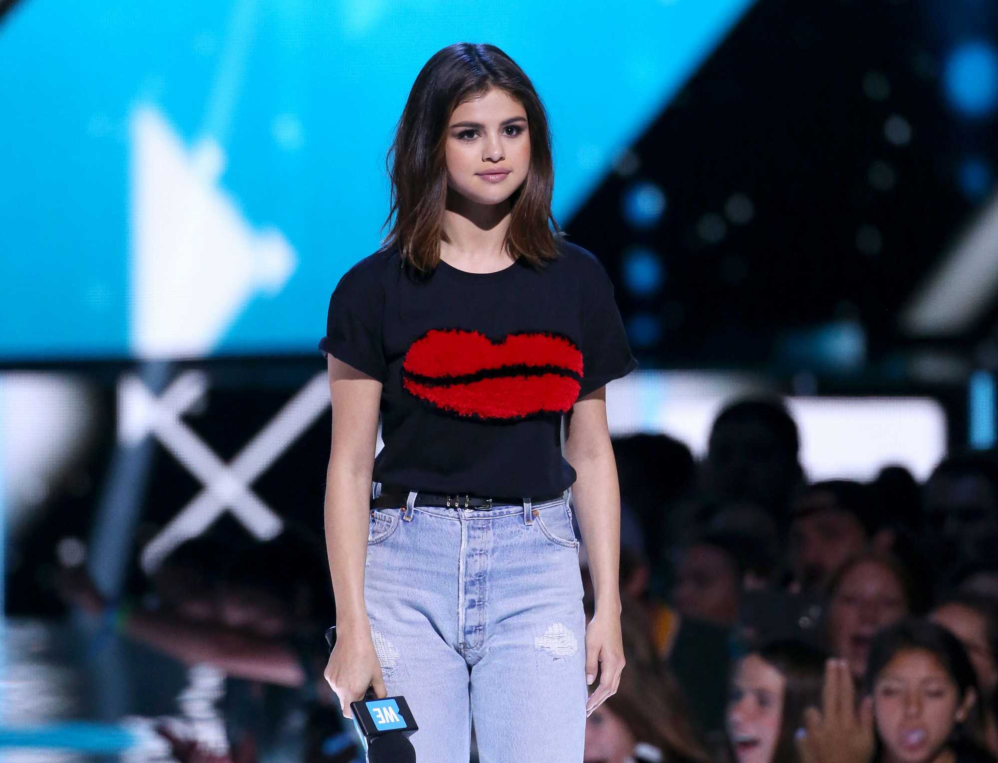 Selena_Gomez_-_WE_Day_California_5BShow5D_-_April_27-07.jpg
