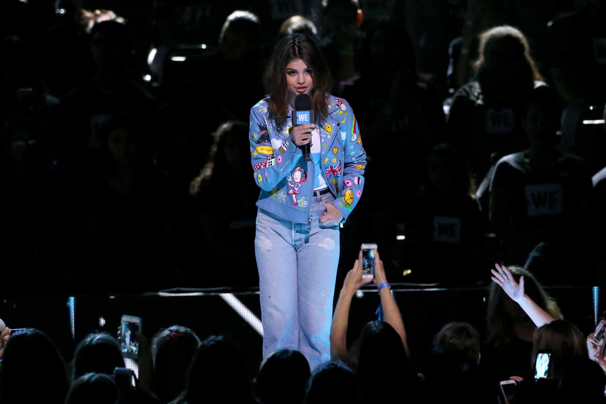 Selena_Gomez_-_WE_Day_California_5BShow5D_-_April_27-09.jpg