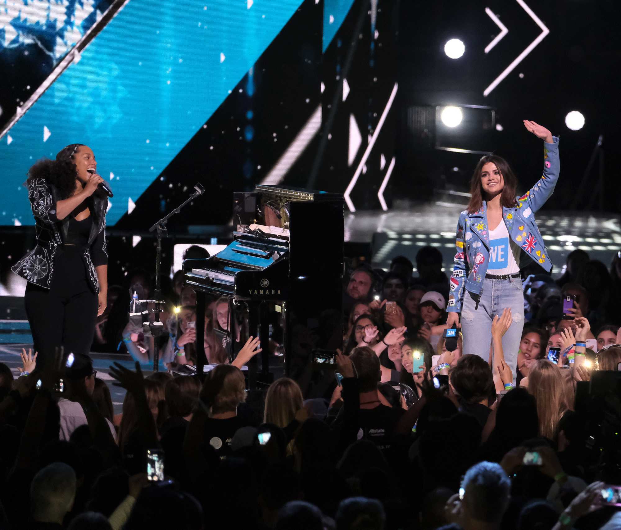 Selena_Gomez_-_WE_Day_California_5BShow5D_-_April_27-15.jpg