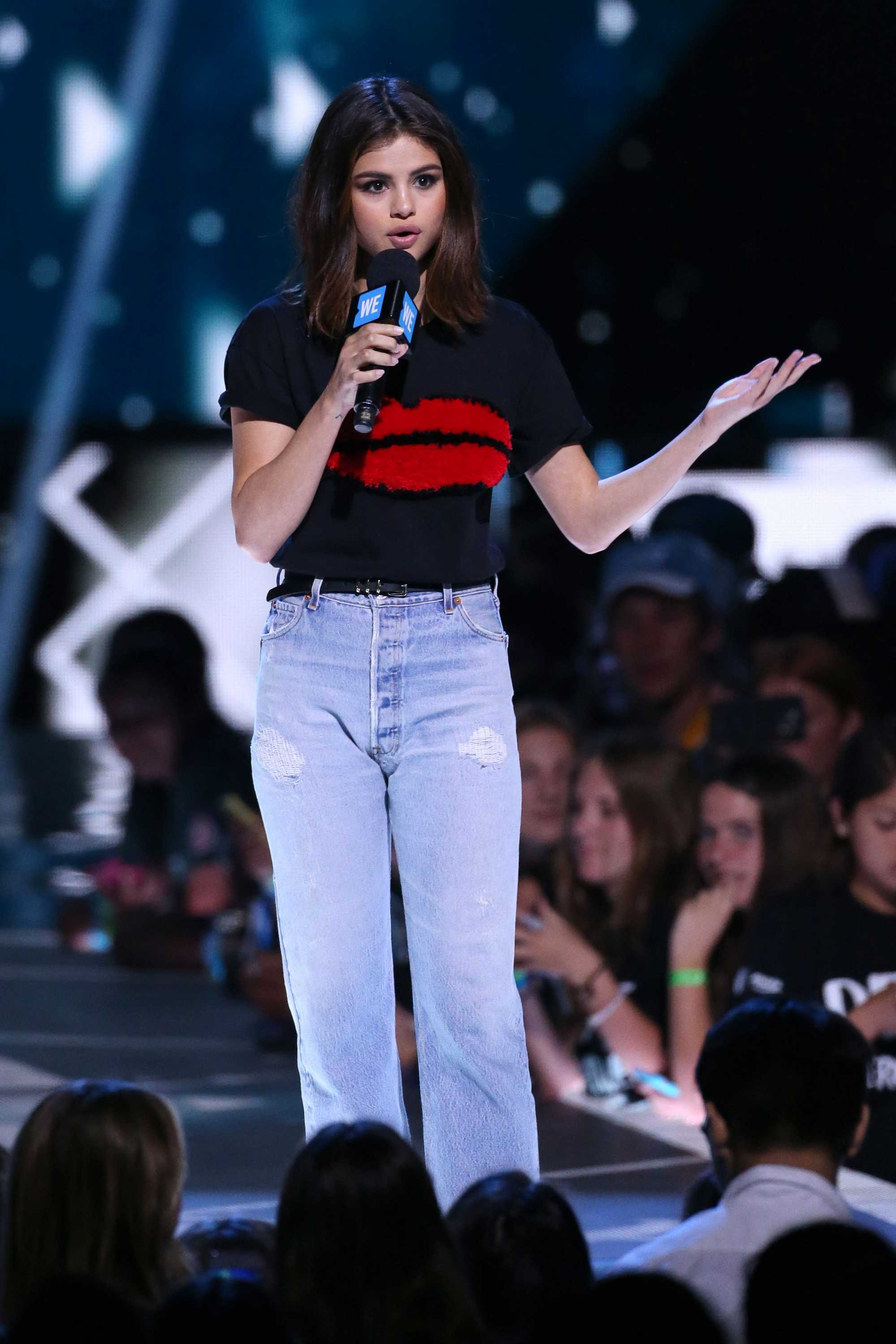 Selena_Gomez_-_WE_Day_California_5BShow5D_-_April_27-21.jpg