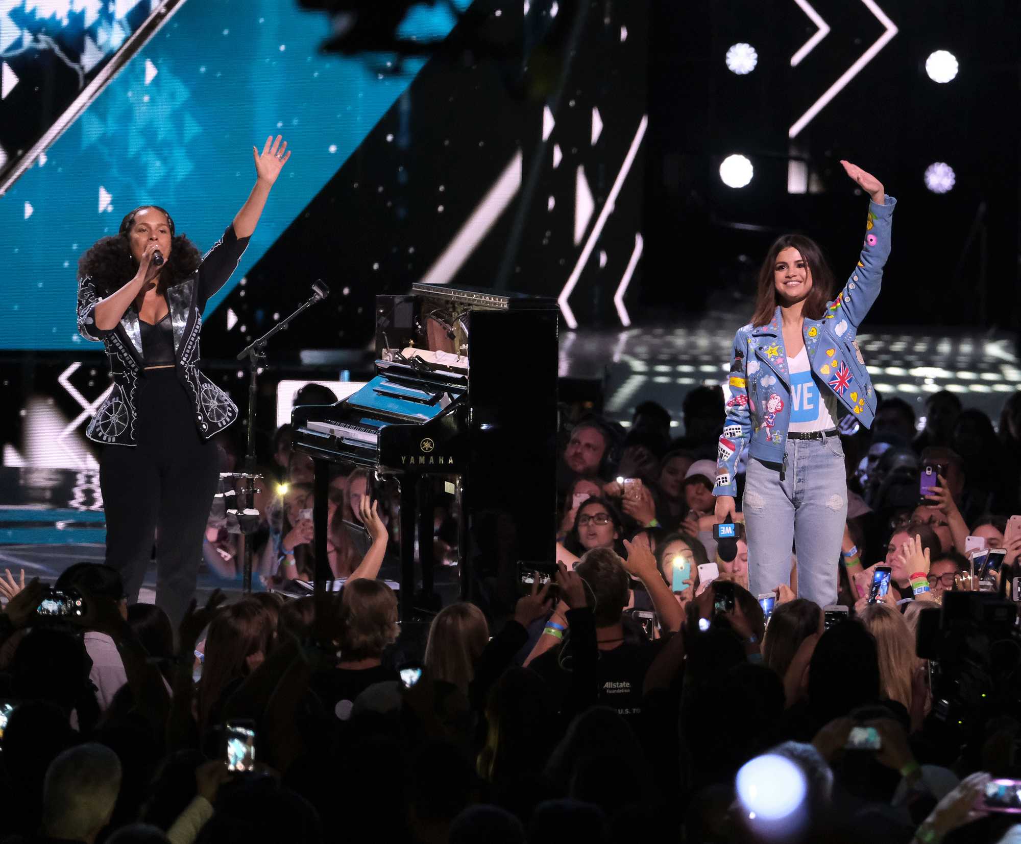 Selena_Gomez_-_WE_Day_California_5BShow5D_-_April_27-24.jpg