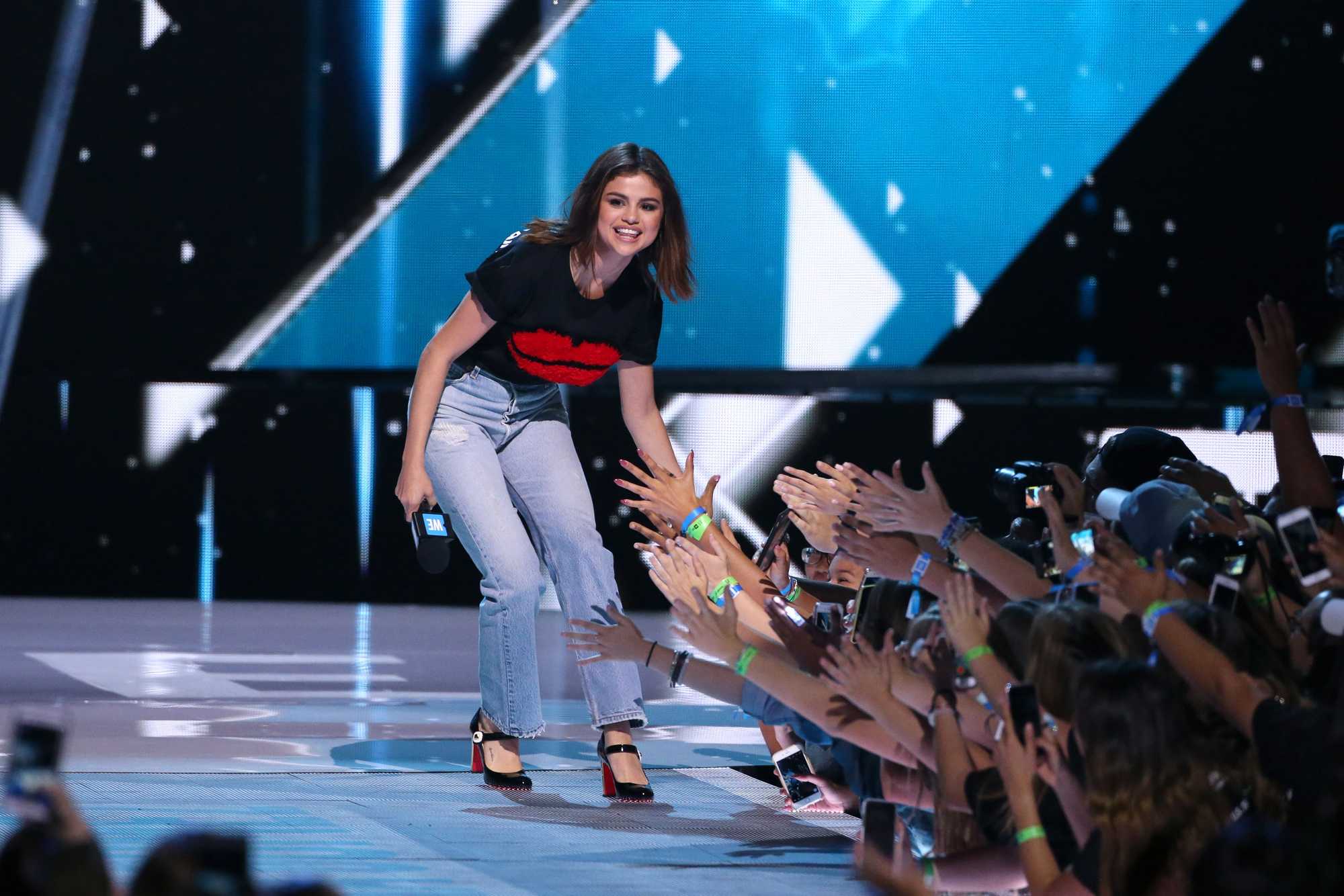 Selena_Gomez_-_WE_Day_California_5BShow5D_-_April_27-41.jpg