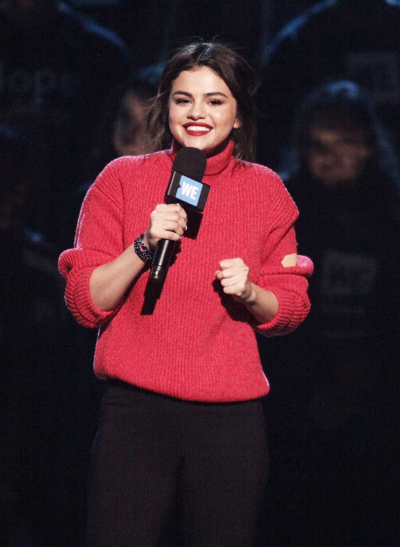 Selena_Gomez_-_WE_Day_California_in_Los_Angeles_Show_on_April_19-02.jpg