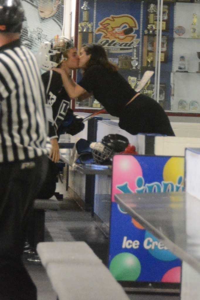Selena_Gomez_-_Watching_Justin_Bieber_play_Ice_Hockey_in_Los_Angeles_on_November_15-17.jpg