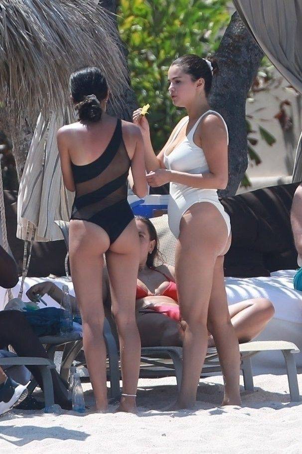 Selena_Gomez_-_Wears_a_white_swimsuit_at_a_beach_in_Punta_Mita2C_Mexico_July_12C_2019-03.jpg
