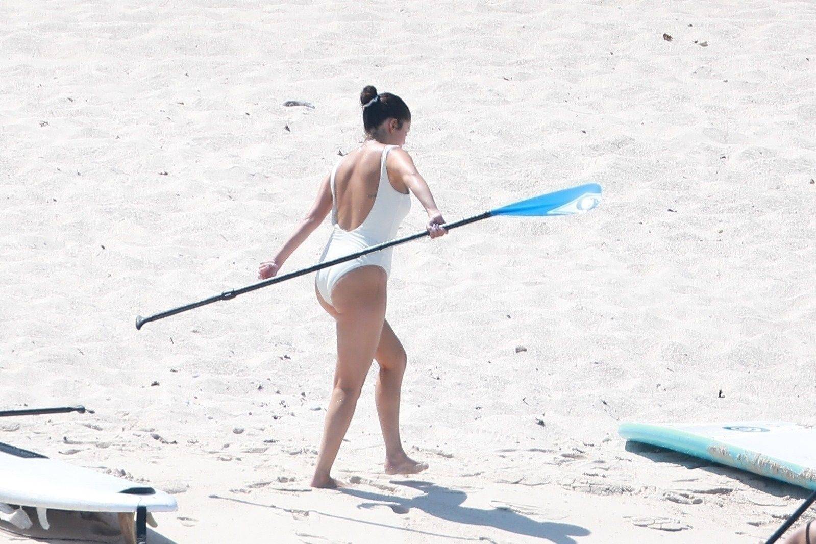 Selena_Gomez_-_Wears_a_white_swimsuit_at_a_beach_in_Punta_Mita2C_Mexico_July_12C_2019-08.jpg