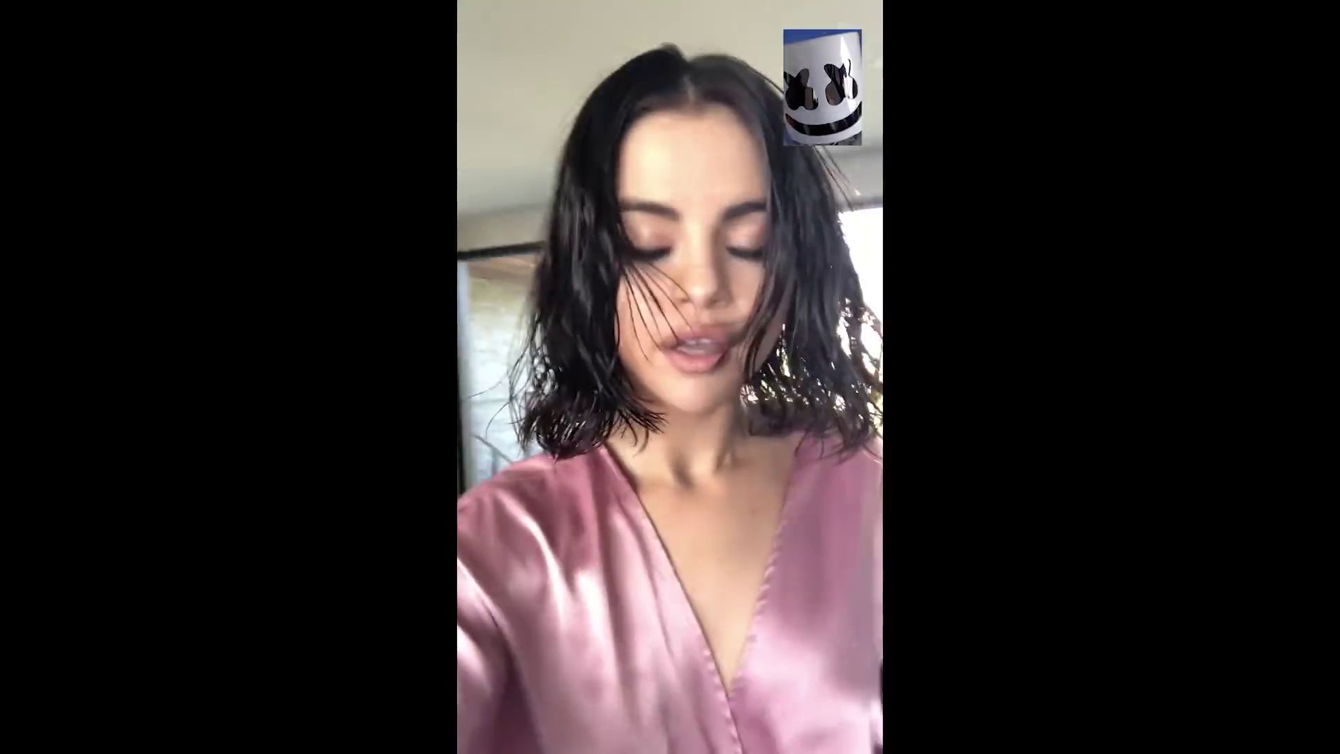 Selena_Gomez_-_Wolves_MV-111.jpg