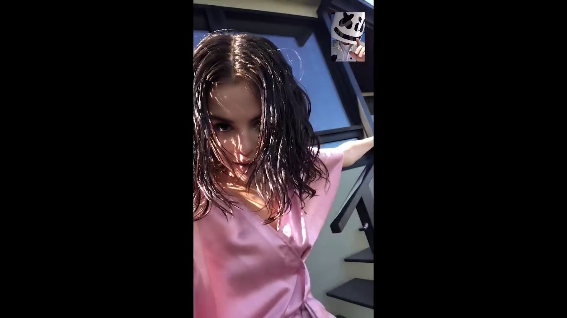 Selena_Gomez_-_Wolves_MV-187.jpg
