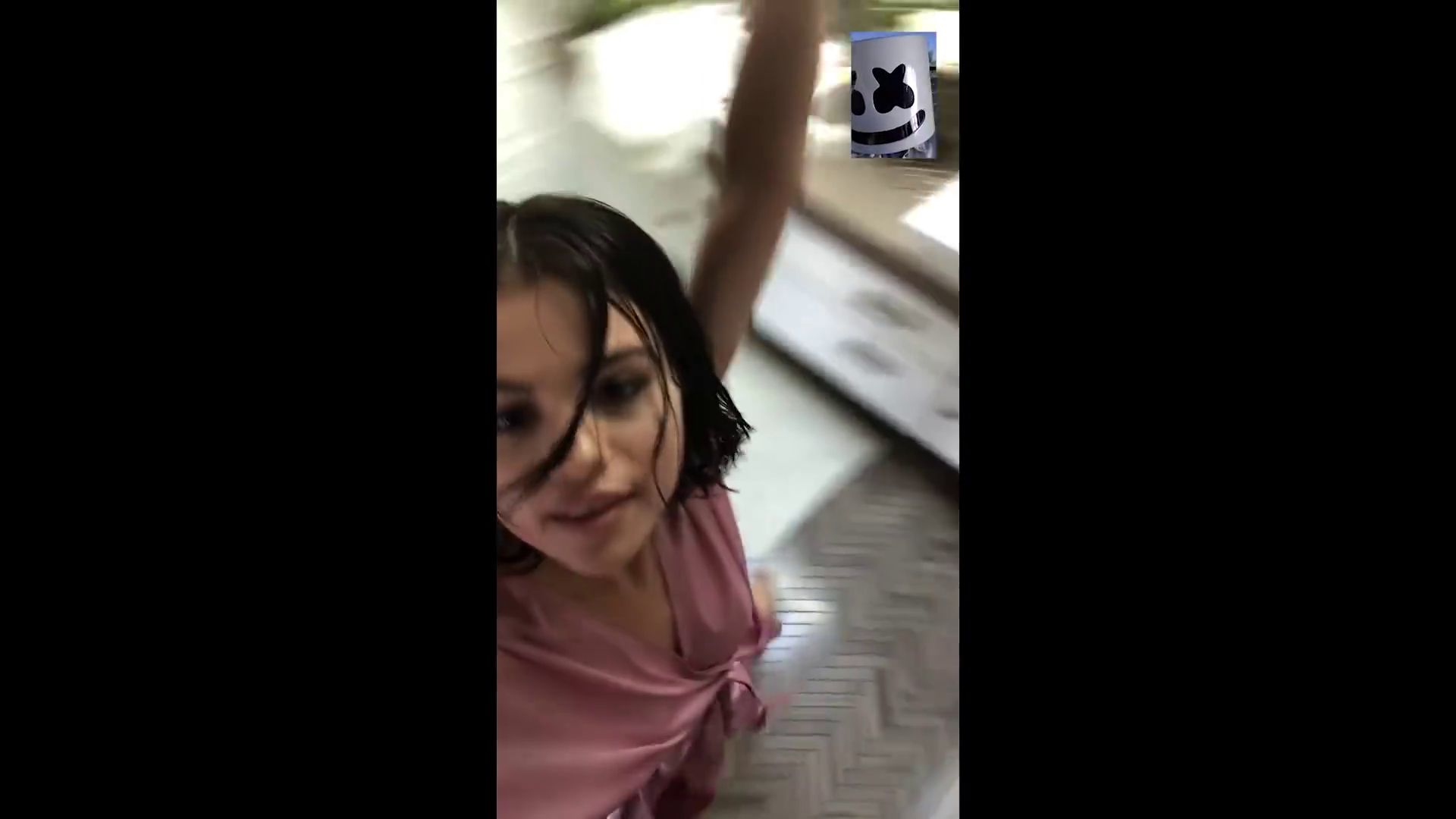 Selena_Gomez_-_Wolves_MV-47.jpg