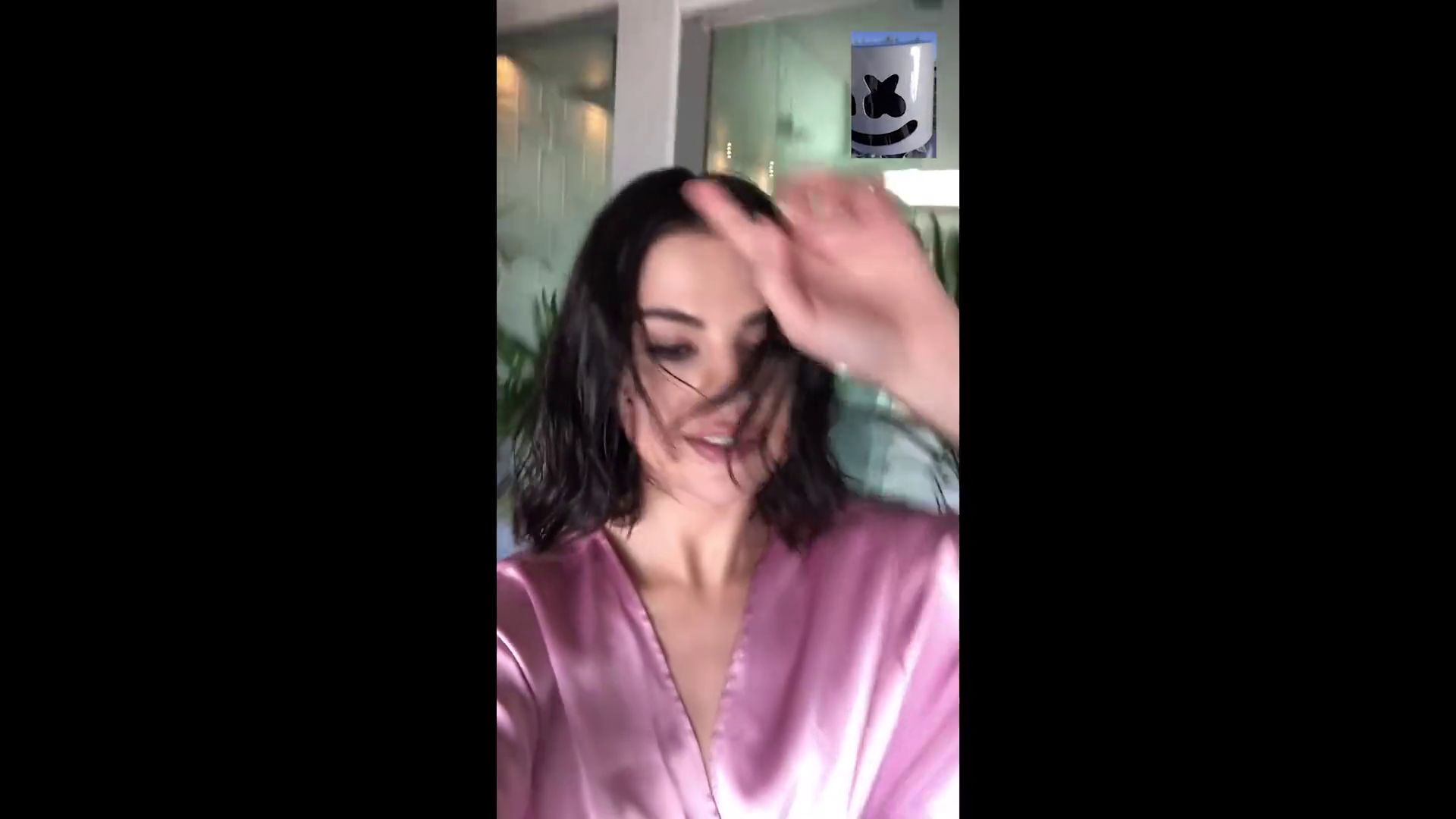 Selena_Gomez_-_Wolves_MV-60.jpg