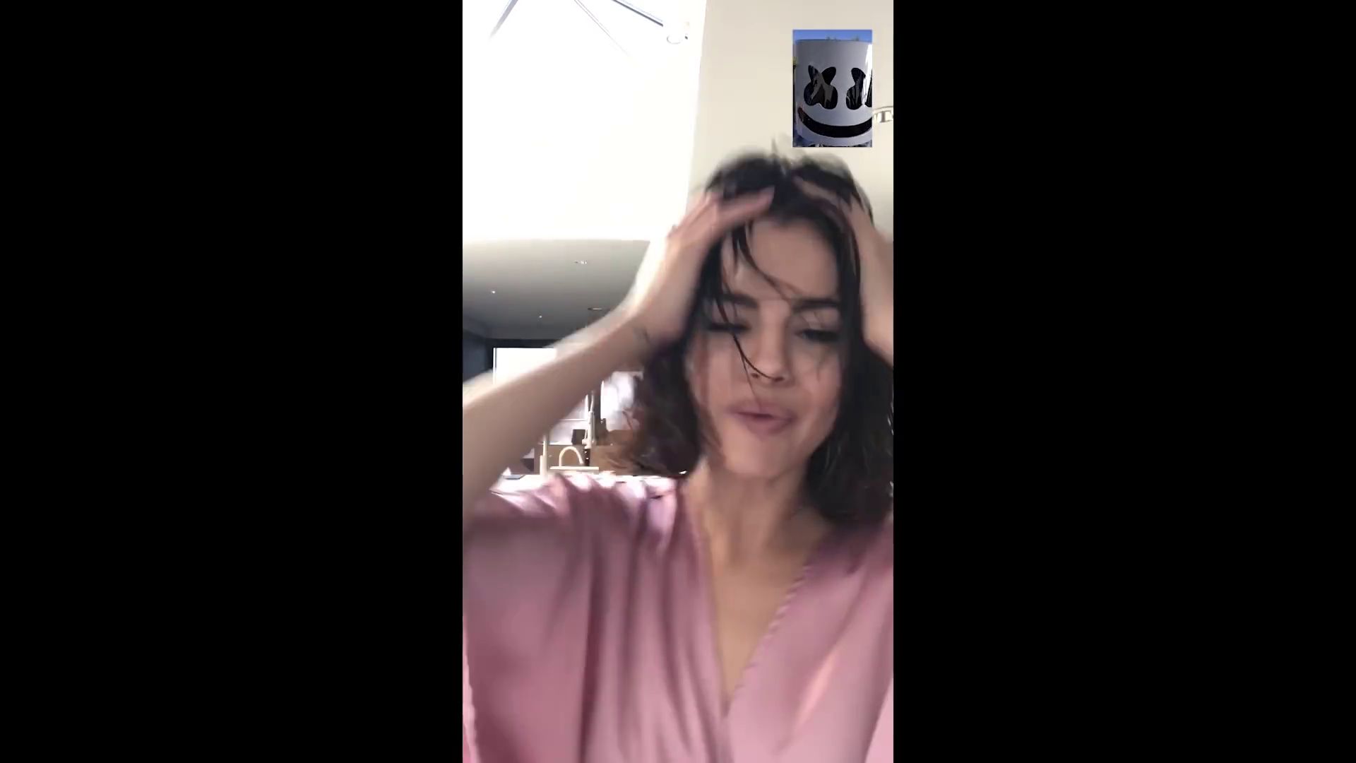 Selena_Gomez_-_Wolves_MV-89.jpg