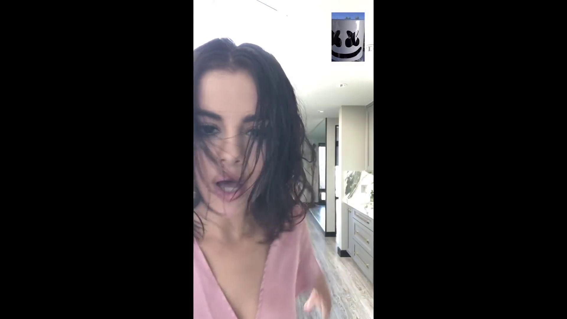 Selena_Gomez_-_Wolves_MV-93.jpg