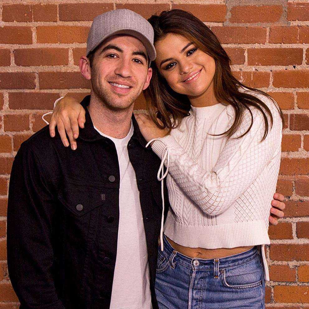 Selena_Gomez_-_Zach_Sang_2017-02.jpg