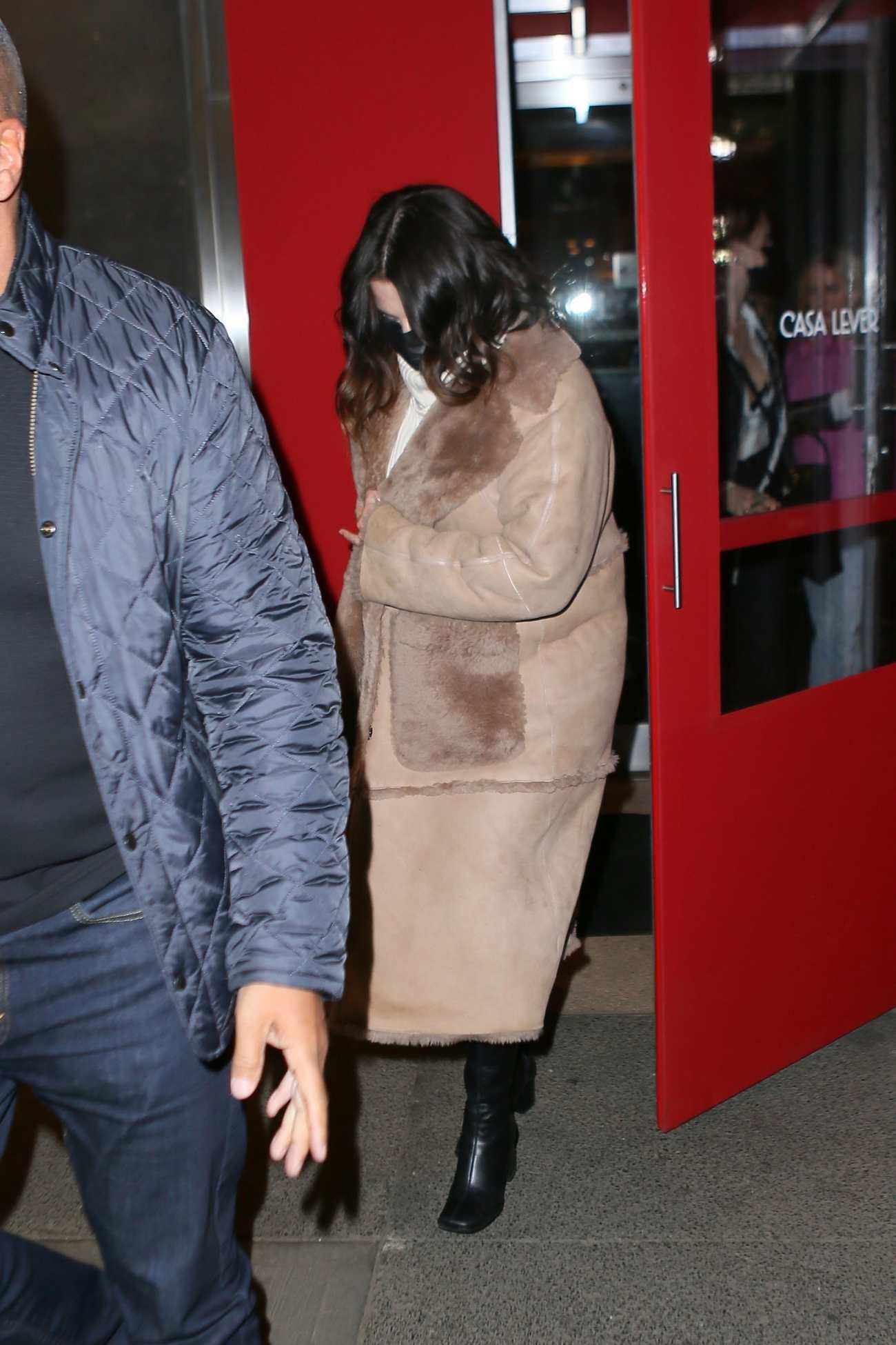 Selena_Gomez_-___Cara_Delevingne_were_spotted_getting_dinner_with_friends_at_Casa_Lever_in_New_York_City2C_0322202201.jpg