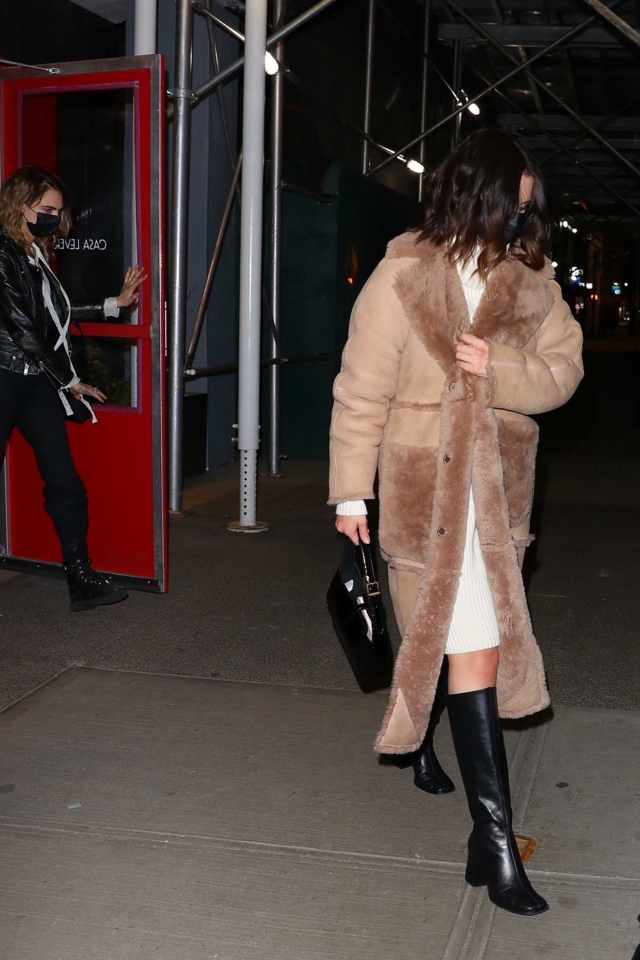 Selena_Gomez_-___Cara_Delevingne_were_spotted_getting_dinner_with_friends_at_Casa_Lever_in_New_York_City2C_0322202202.jpg