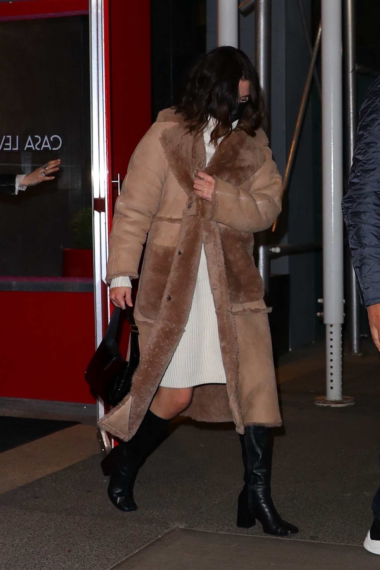 Selena_Gomez_-___Cara_Delevingne_were_spotted_getting_dinner_with_friends_at_Casa_Lever_in_New_York_City2C_0322202204.jpg